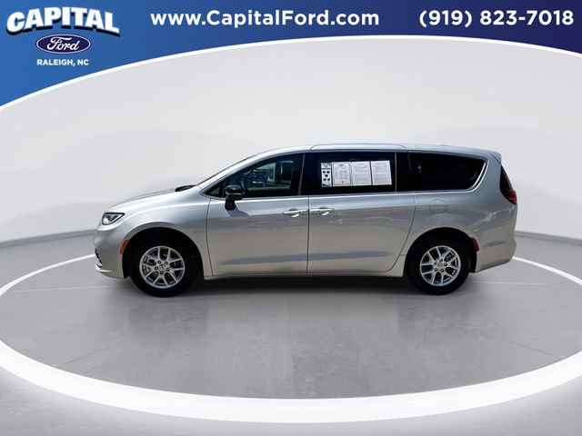 Used 2024 Chrysler Pacifica Touring-L FWD image 4