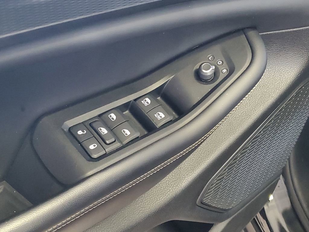 Used 2023 Jeep Grand Cherokee Laredo w/ Luxury Tech Group I image 9