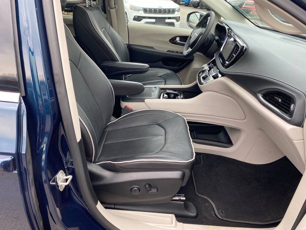 Used 2023 Chrysler Pacifica Limited image 27