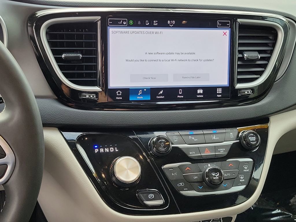 Certified 2024 Chrysler Pacifica Touring-L image 9