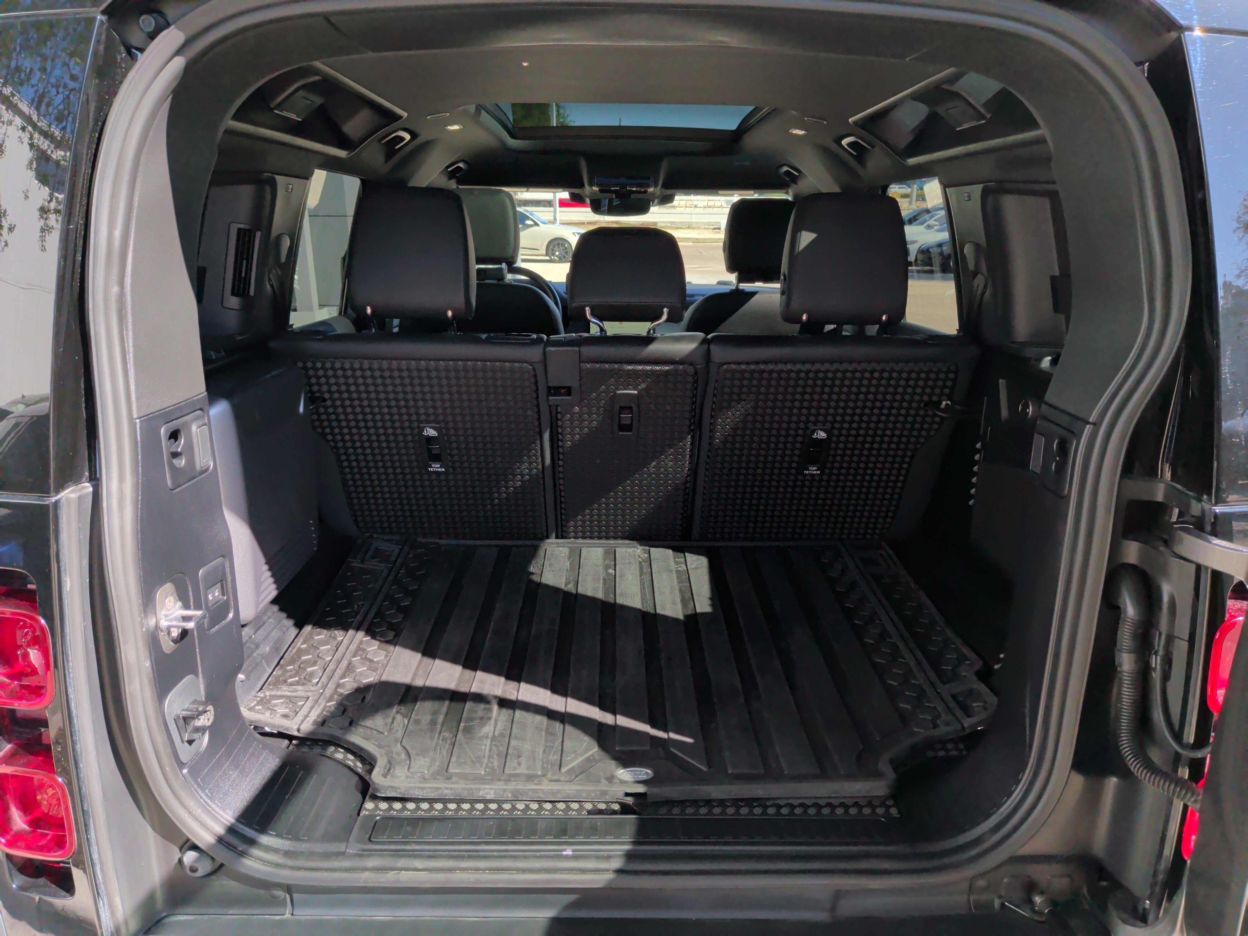 Used 2024 Land Rover Defender 110 S image 33