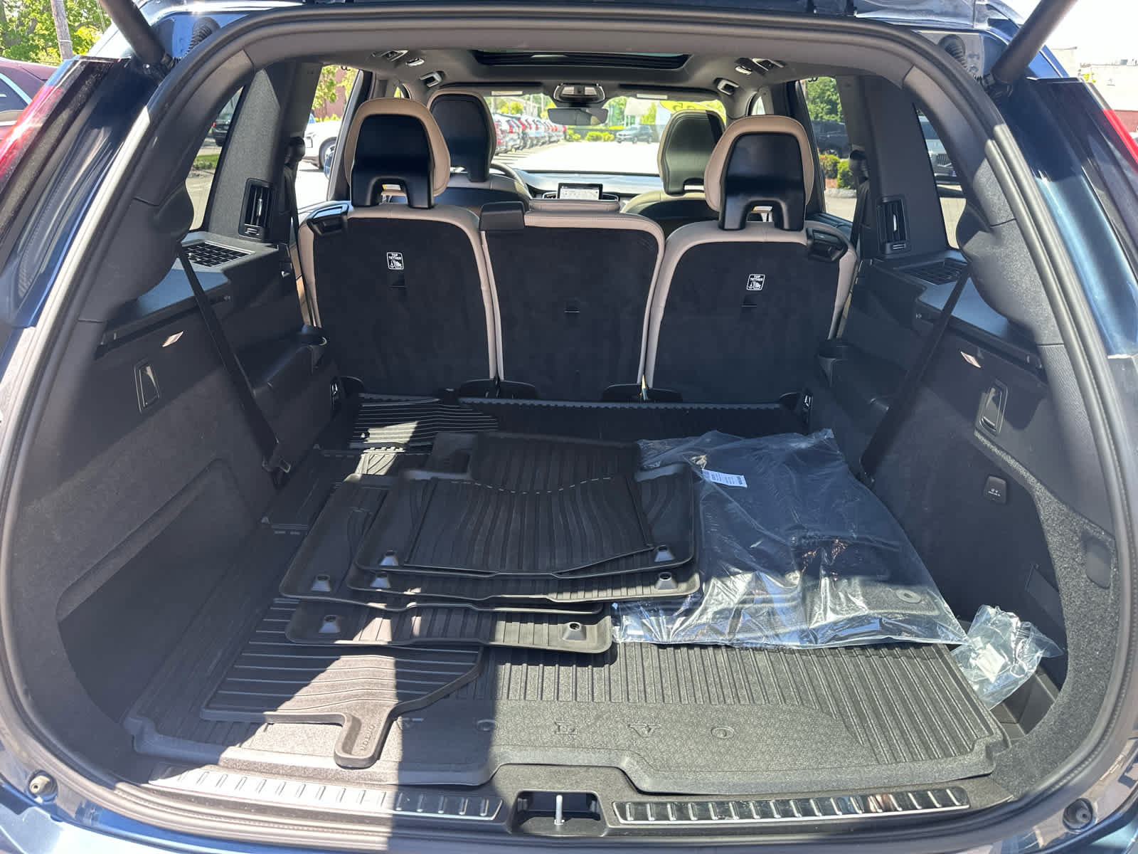 Used 2025 Volvo XC90 B6 Ultra w/ Protection Package AWD/4WD image 36