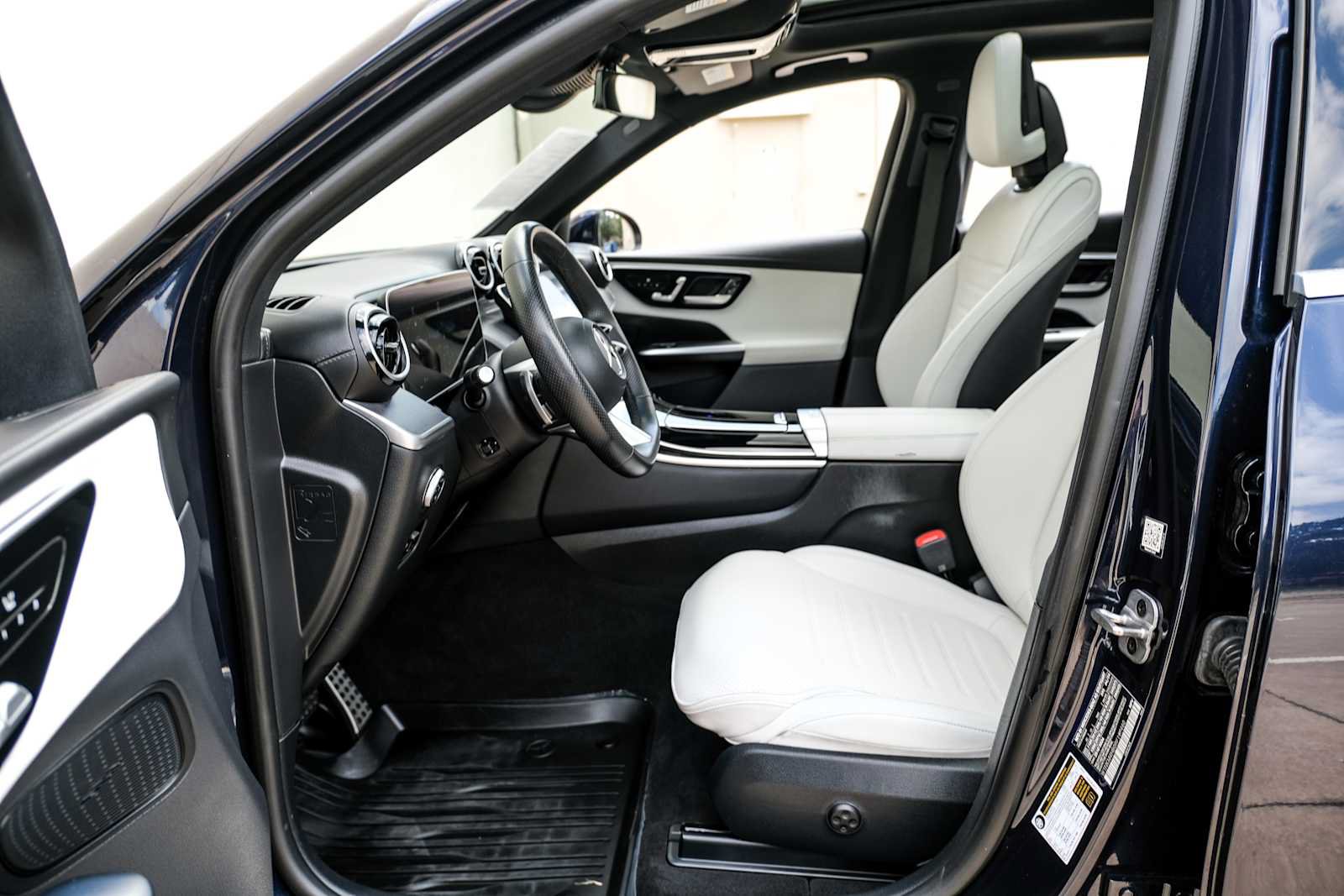 Used 2024 Mercedes-Benz GLC 300 4MATIC image 4