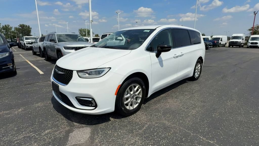 Used 2024 Chrysler Pacifica Touring-L FWD image 4