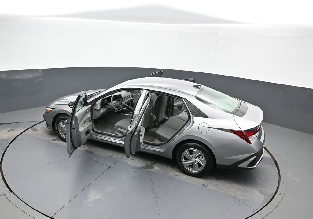 Certified 2025 Hyundai Elantra SE image 43