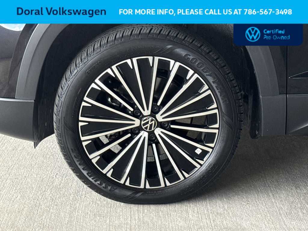 Used 2025 Volkswagen Taos SE FWD image 11