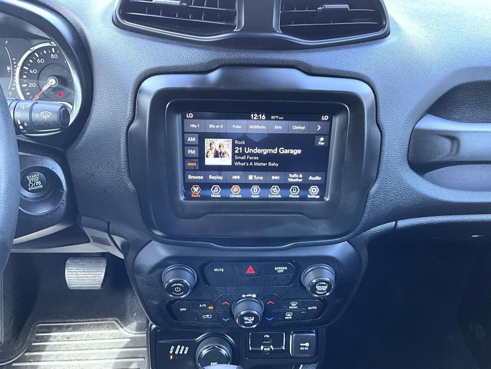 Used 2018 Jeep Renegade Altitude AWD/4WD image 14