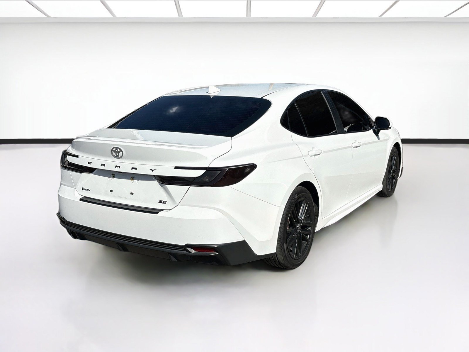 Used 2025 Toyota Camry SE w/ Convenience Package FWD image 4