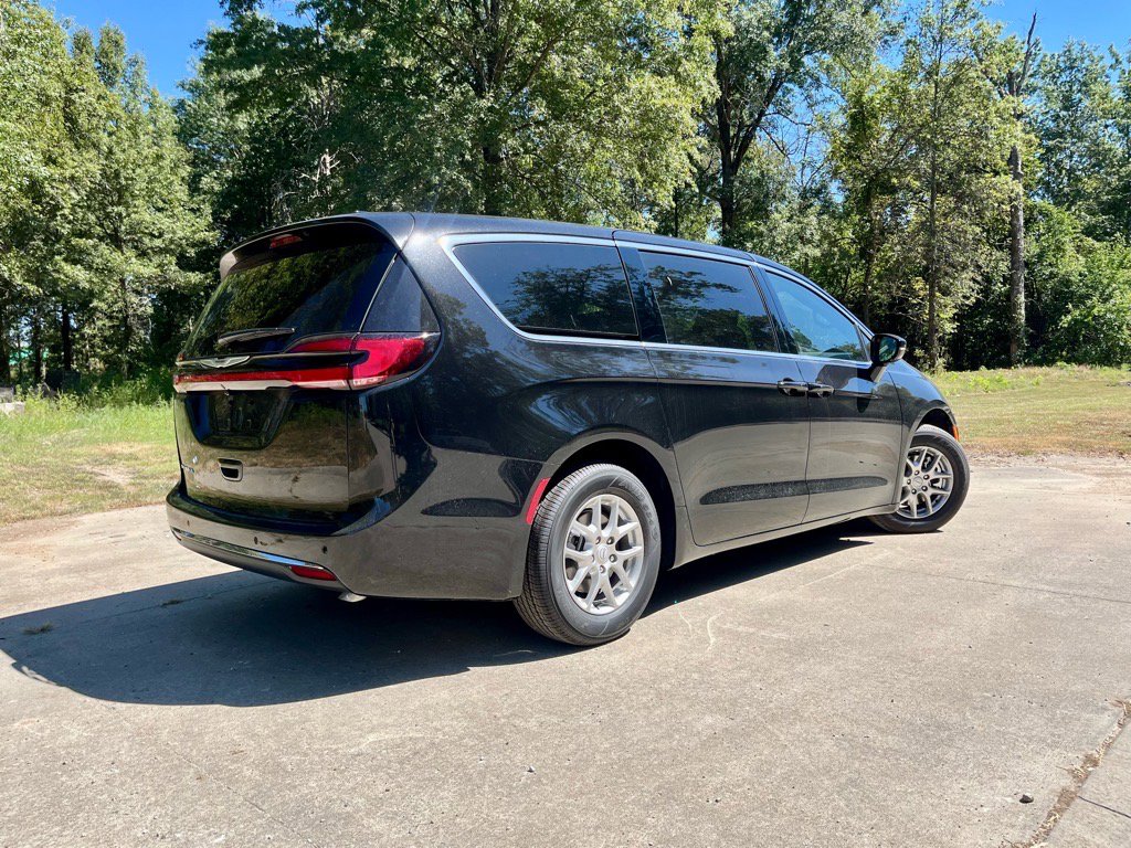 New 2026 Chrysler Pacifica Select image 7