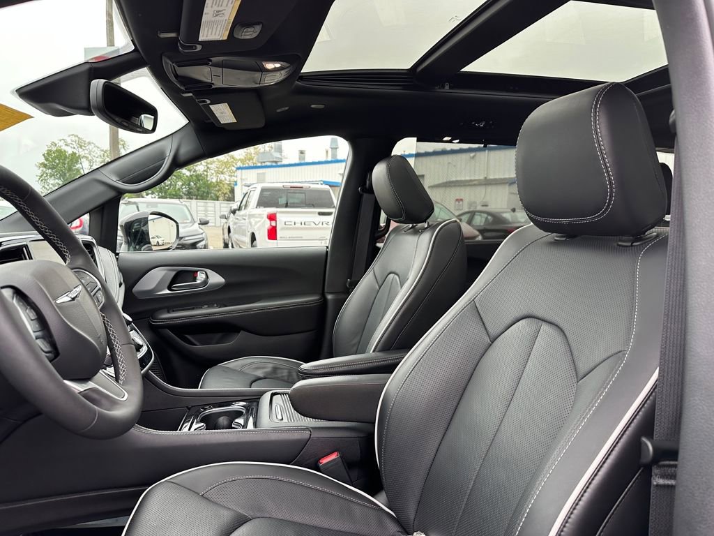 Used 2026 Chrysler Pacifica Limited FWD image 27