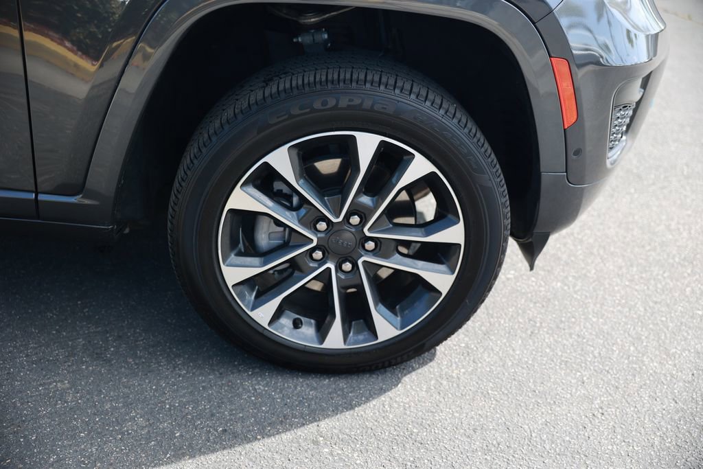 Used 2023 Jeep Grand Cherokee Overland w/ Luxury Tech Group IV AWD/4WD image 8