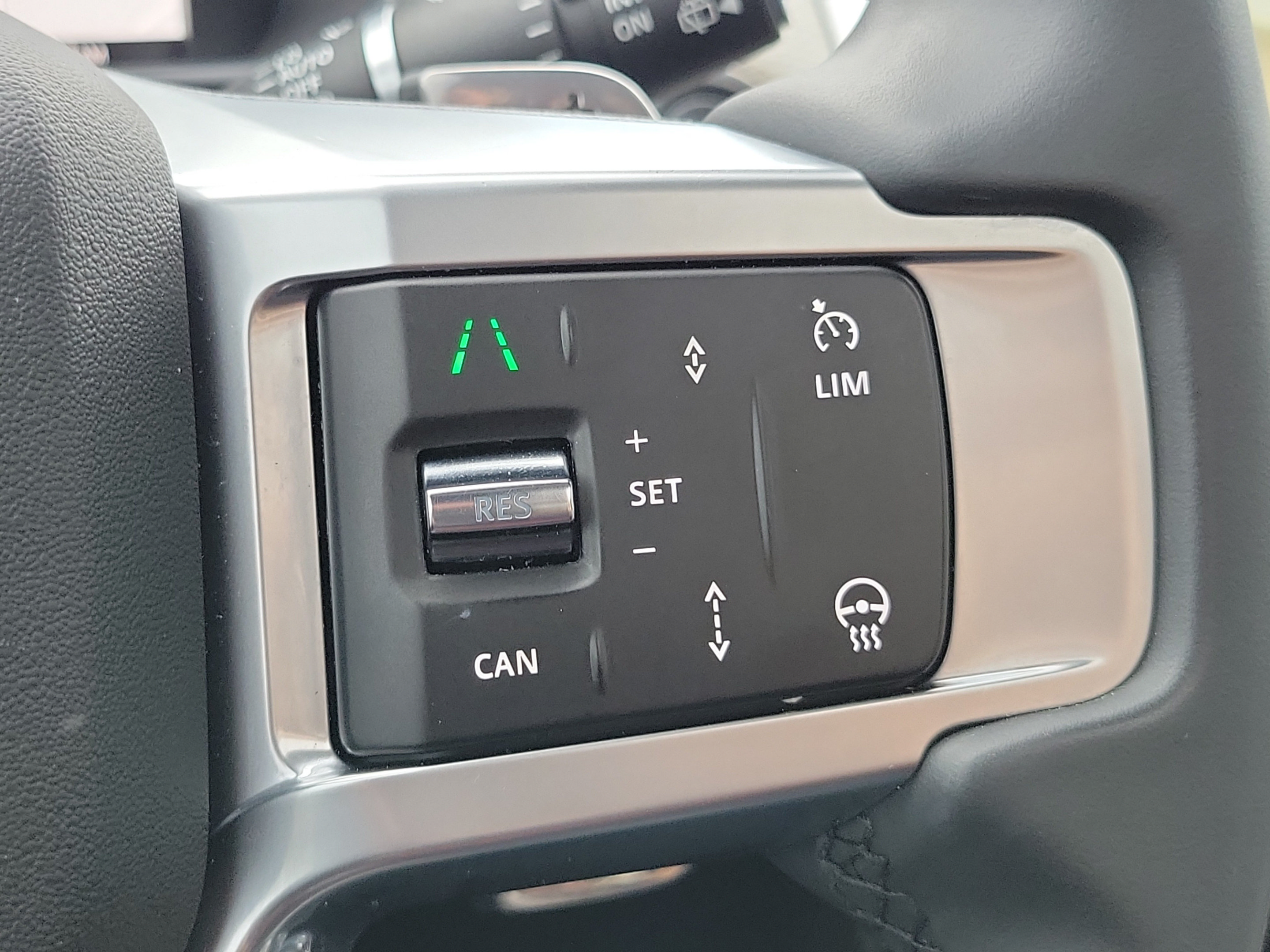Used 2024 Land Rover Discovery Dynamic SE AWD/4WD image 25