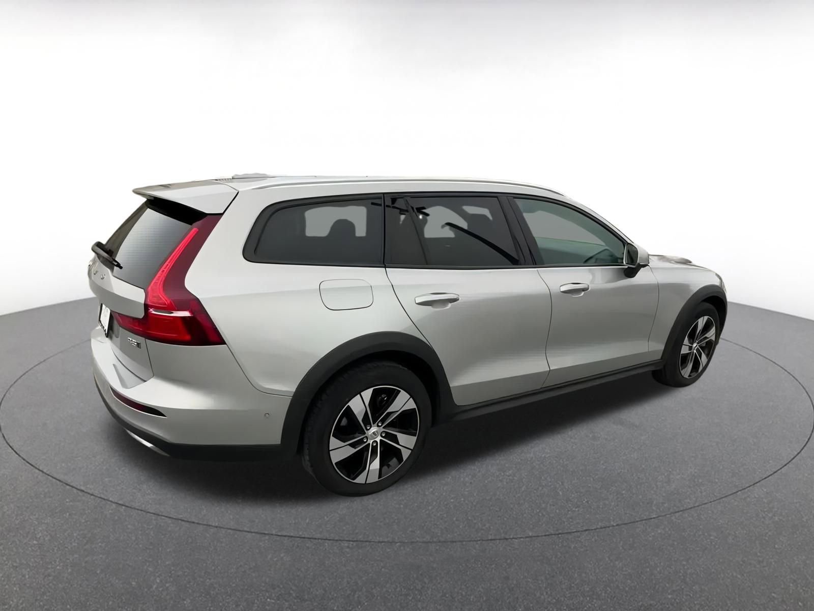 Used 2025 Volvo V60 B5 Cross Country Plus image 15