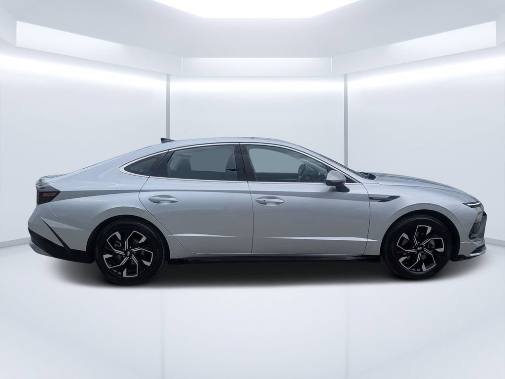 Used 2025 Hyundai Sonata SEL FWD image 2