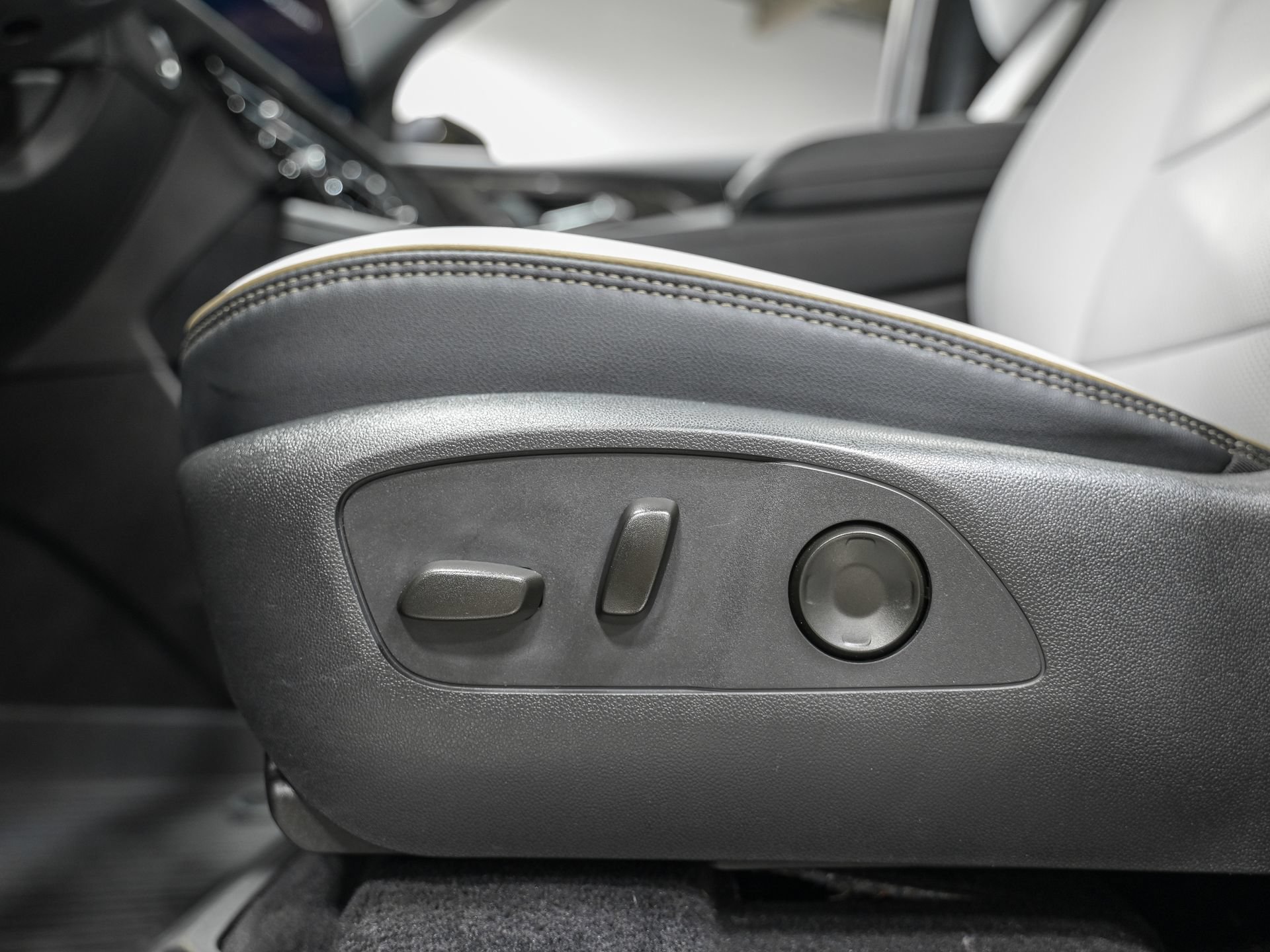 Used 2025 Chevrolet Traverse High Country AWD/4WD image 14