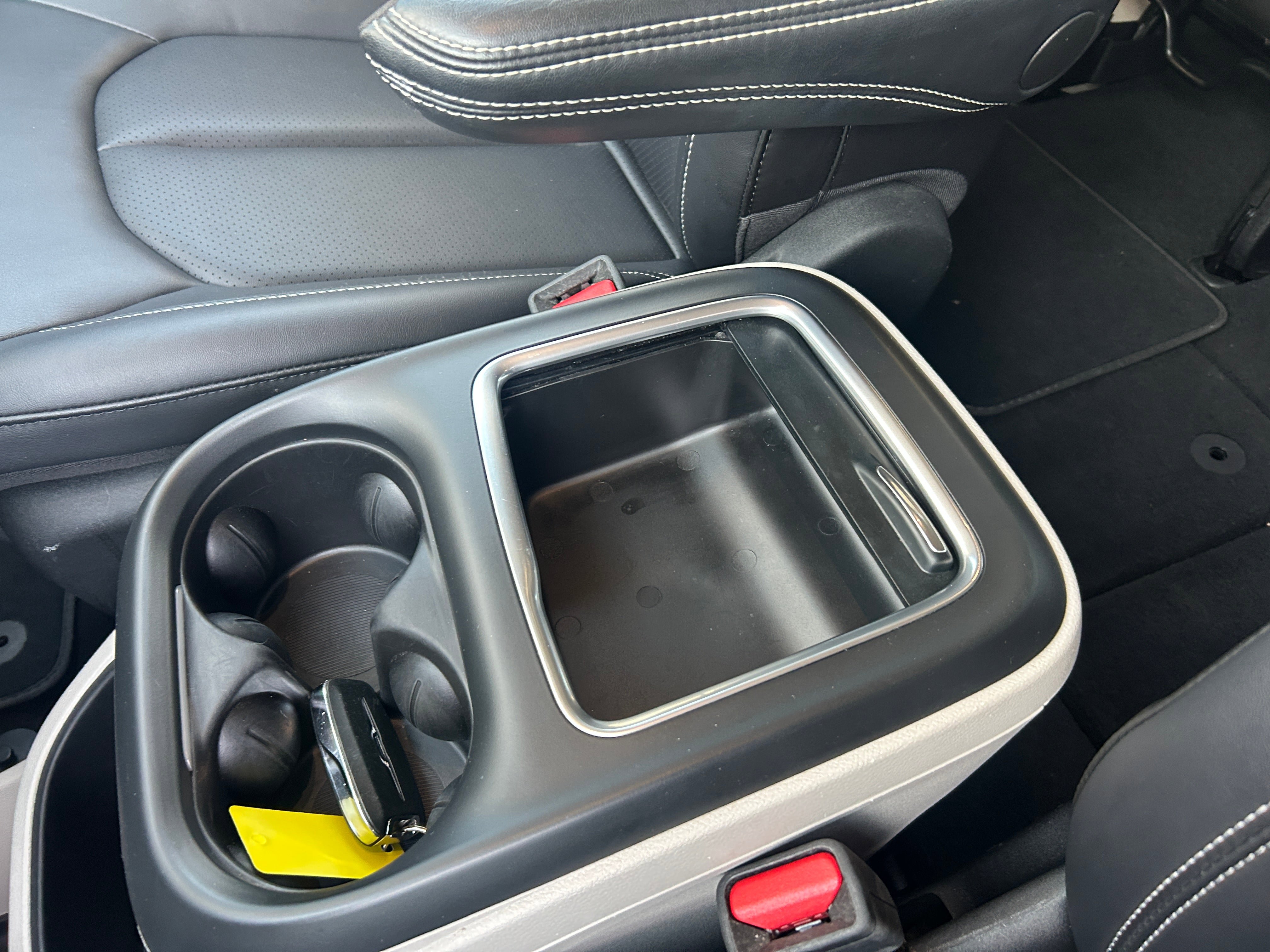 Used 2024 Chrysler Pacifica Touring-L image 26