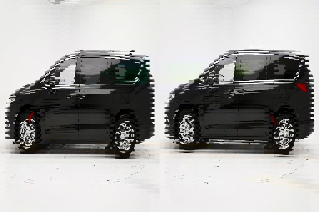 Used 2025 Chrysler Pacifica Select image 5