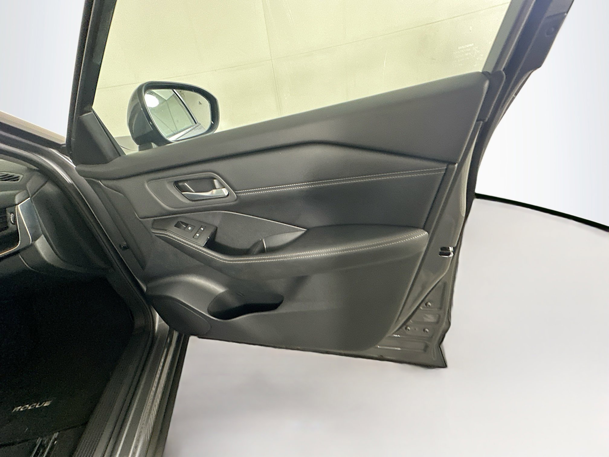 Used 2024 Nissan Rogue SV w/ SV Premium Package image 32