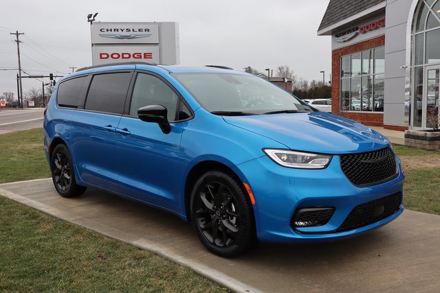 New 2026 Chrysler Pacifica Select w/ S Appearance Package FWD image 3