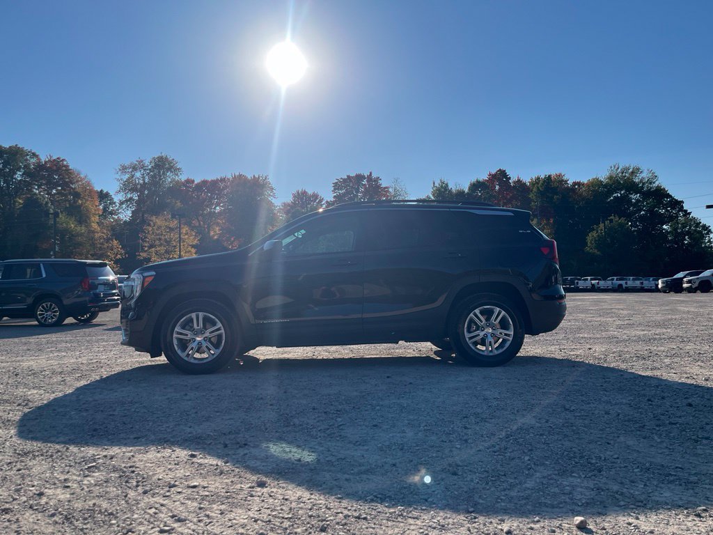 Used 2024 GMC Terrain SLE w/ Driver Convenience Package FWD image 18