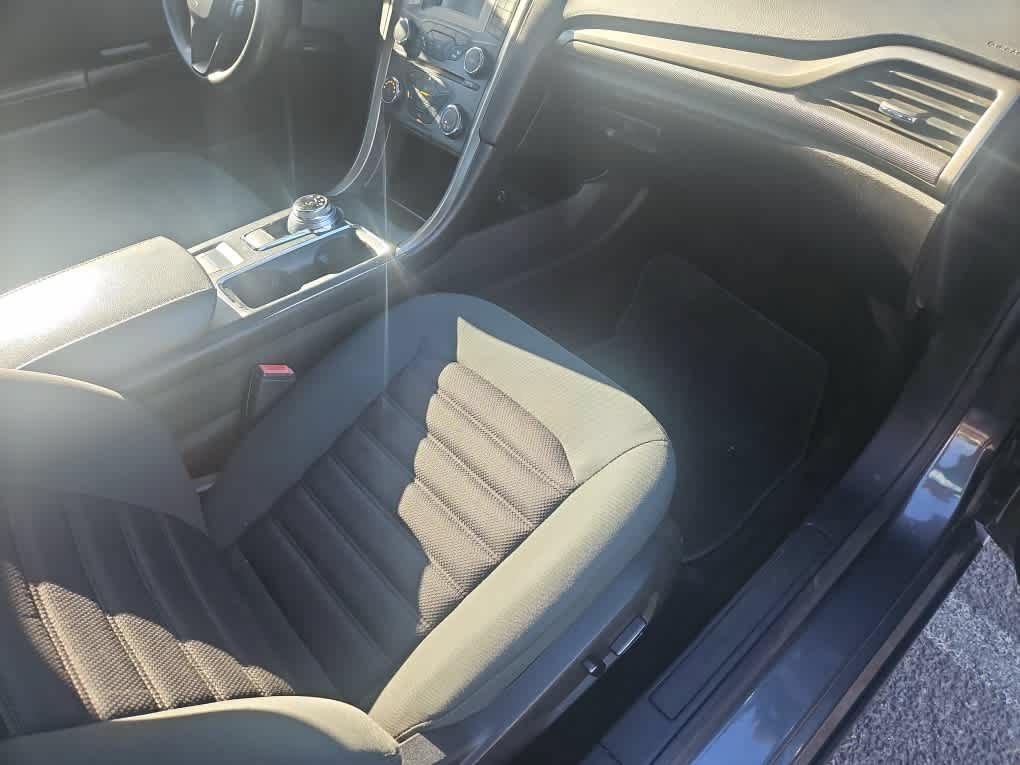 Used 2017 Ford Fusion SE FWD image 13