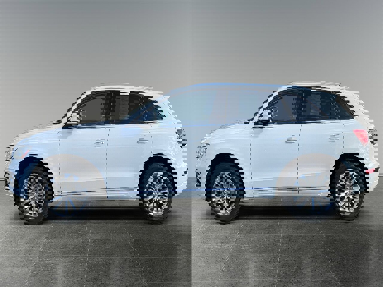 Used 2016 Audi Q5 2.0T Premium Plus w/ Technology Package AWD/4WD image 2