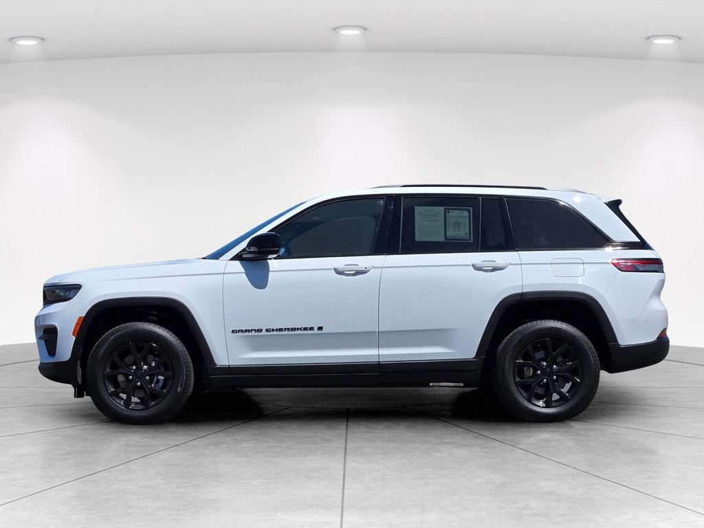 Used 2024 Jeep Grand Cherokee Altitude AWD/4WD image 7