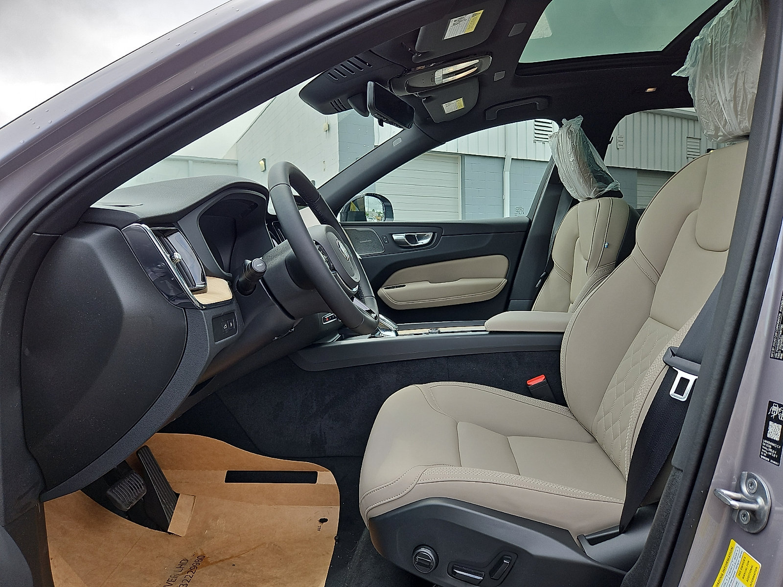 New 2026 Volvo XC60 T8 Plus w/ Protection Package Premier AWD/4WD image 11