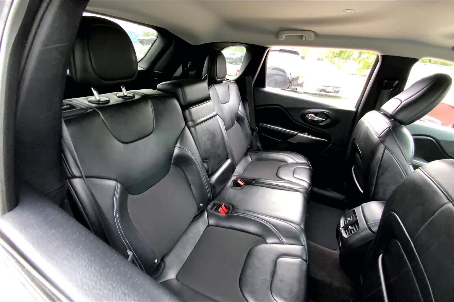 Used 2019 Jeep Cherokee Latitude Plus FWD image 19