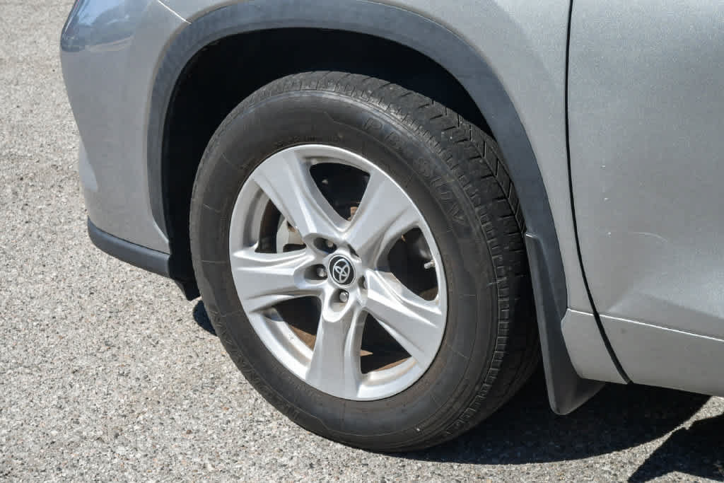 Certified 2023 Toyota Highlander LE AWD/4WD image 10
