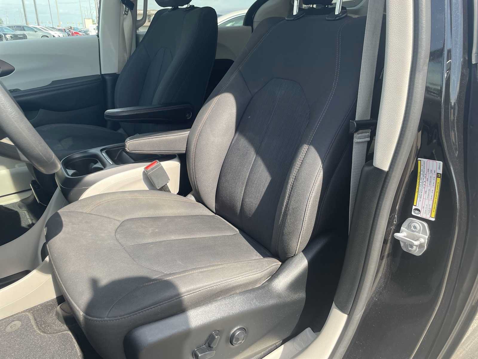 Used 2018 Chrysler Pacifica Touring Plus w/ Tire & Wheel Group FWD image 19