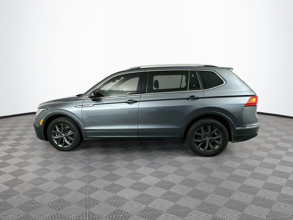 Used 2023 Volkswagen Tiguan SE w/ Panoramic Sunroof Package FWD image 6