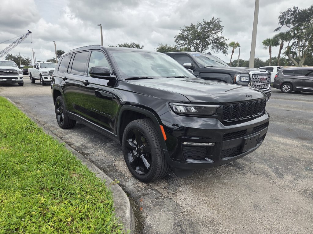 Used 2025 Jeep Grand Cherokee L Limited w/ Black Appearance Package AWD/4WD image 2
