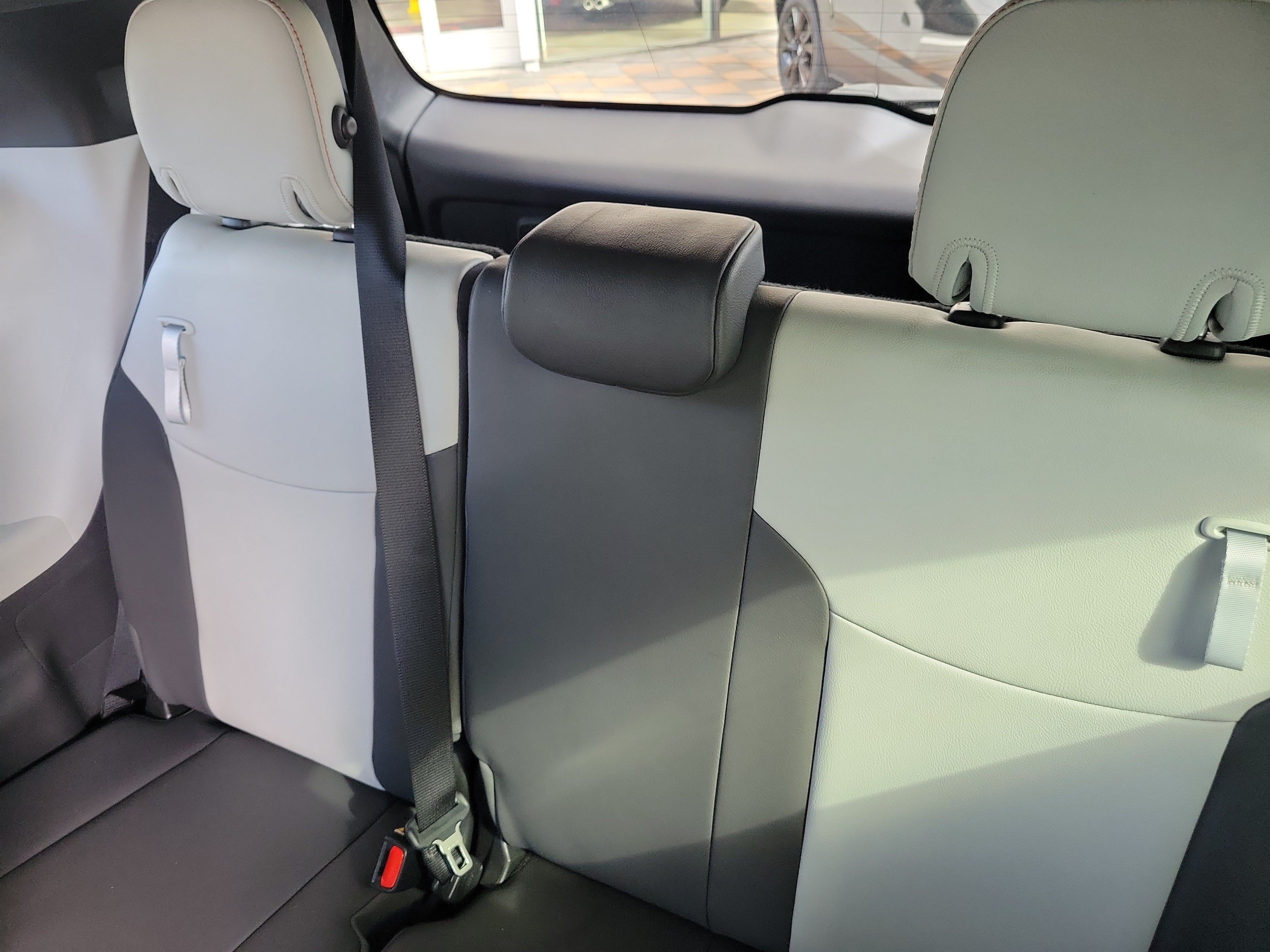 Used 2022 Toyota Sienna XSE FWD image 13