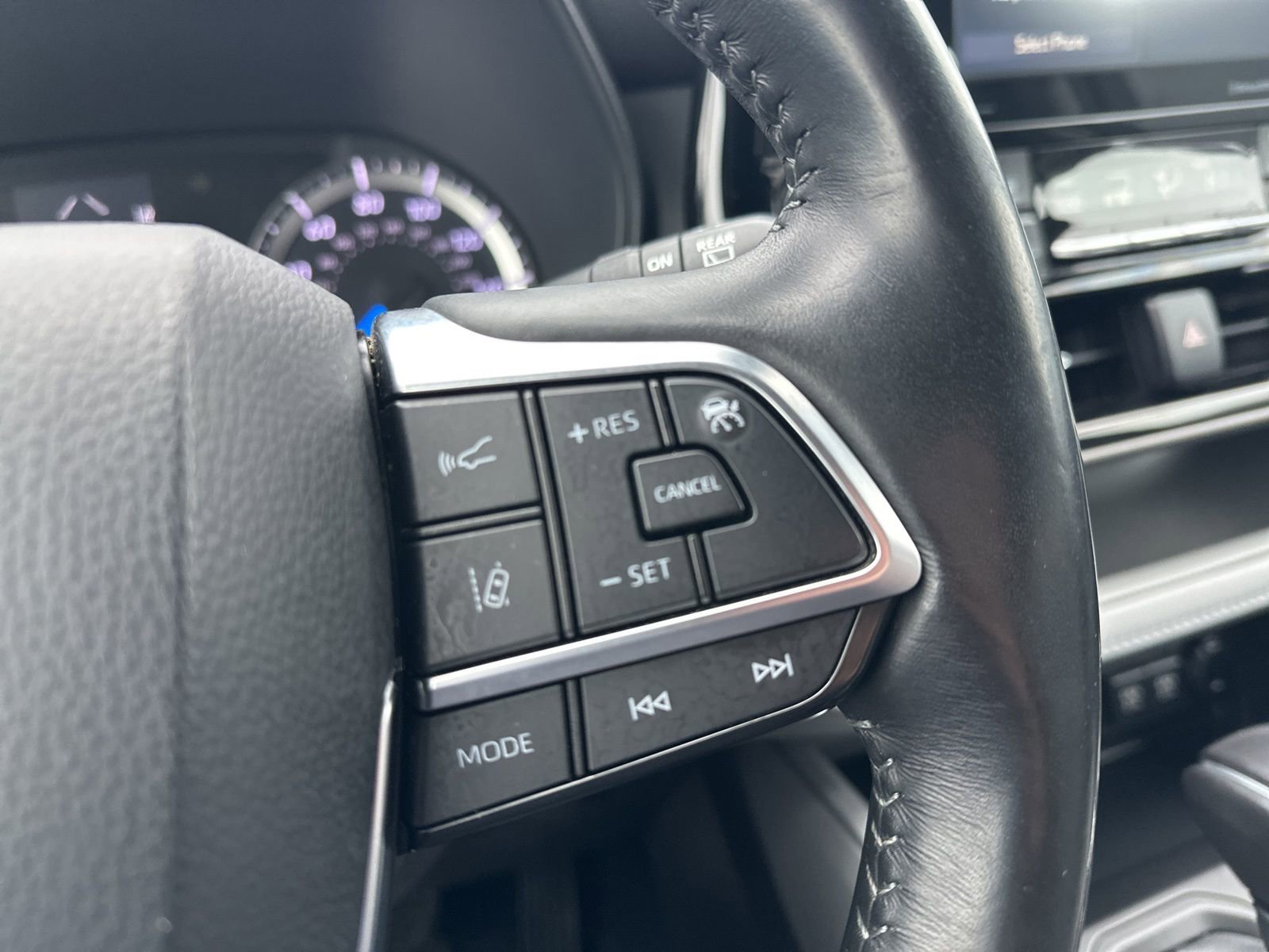 Used 2021 Toyota Highlander LE image 47