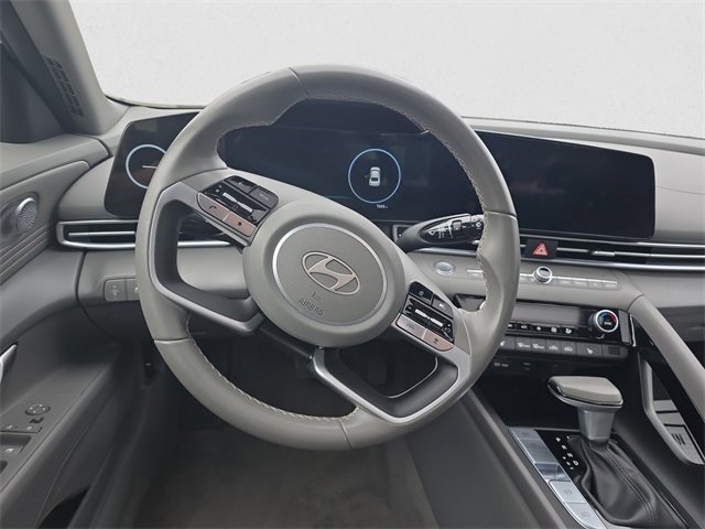 Used 2025 Hyundai Elantra SEL image 12