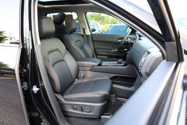 Certified 2025 Nissan Pathfinder SL w/ SL Premium Package FWD image 31