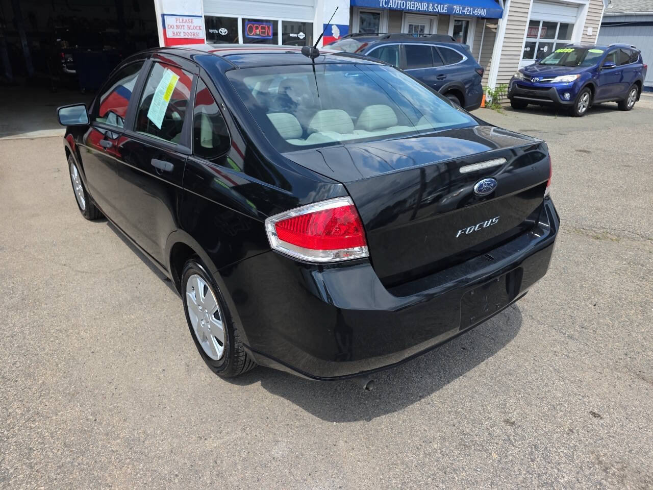 Used 2011 Ford Focus S FWD image 4