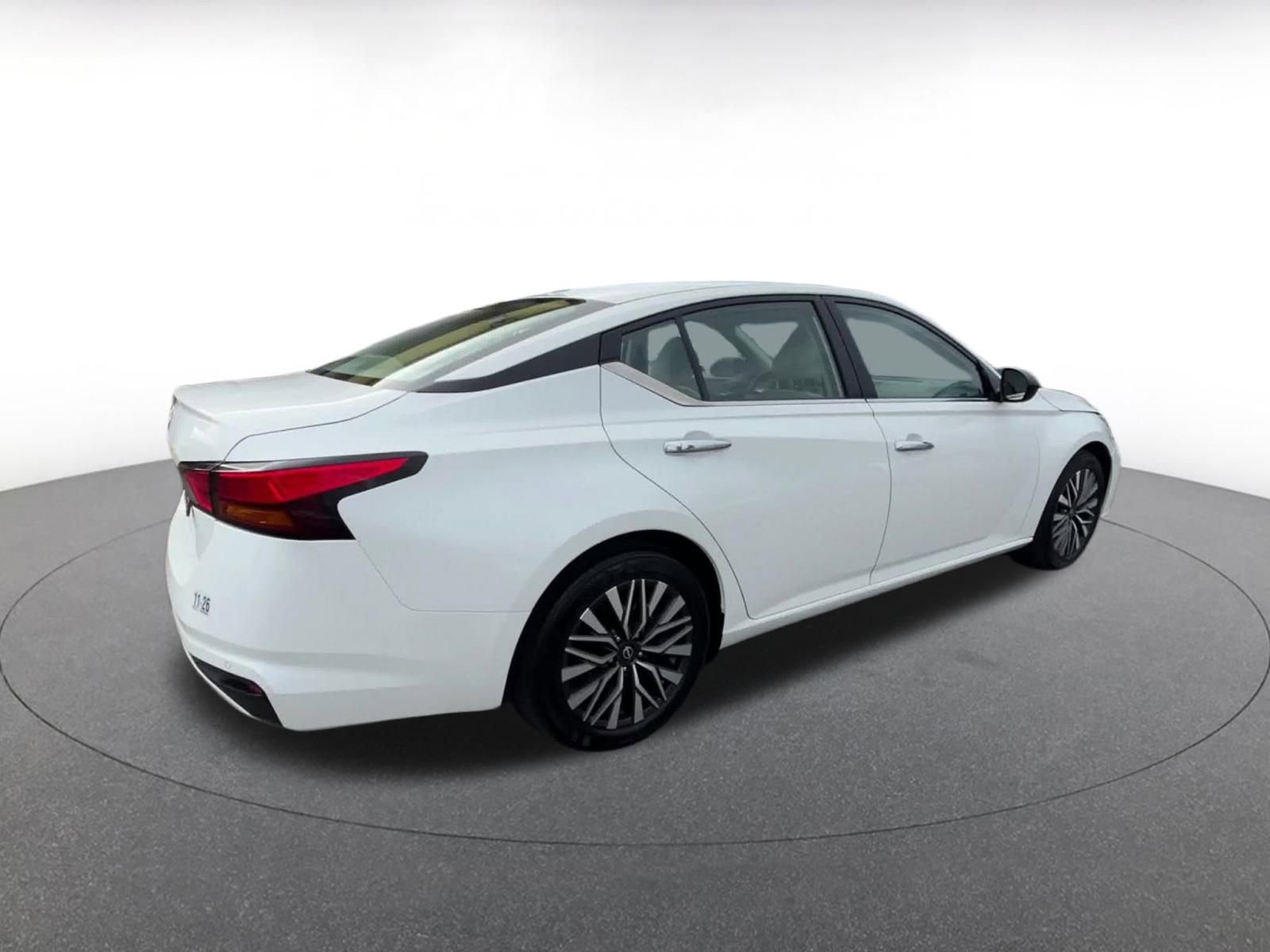 Used 2025 Nissan Altima 2.5 SV image 15