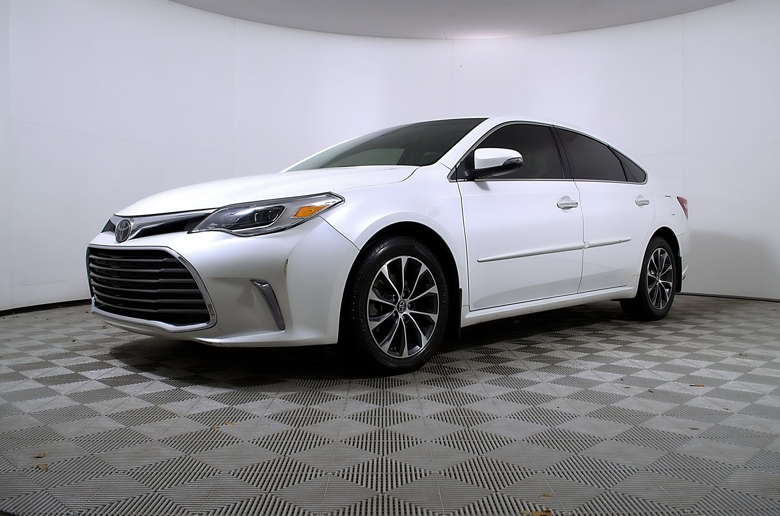 Used 2017 Toyota Avalon XLE Premium FWD image 2