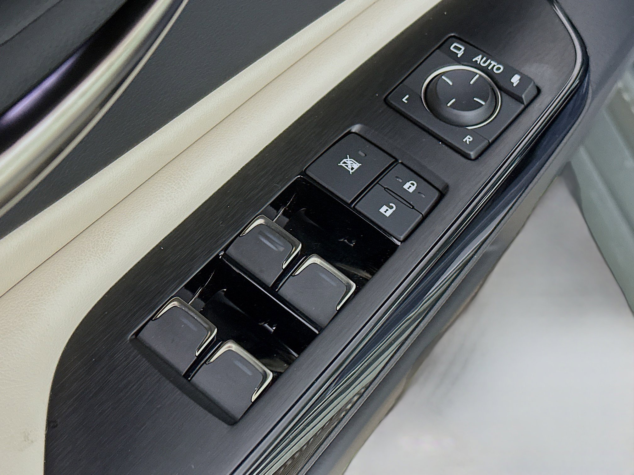 Used 2025 Lexus ES 350 w/ Premium Package image 17