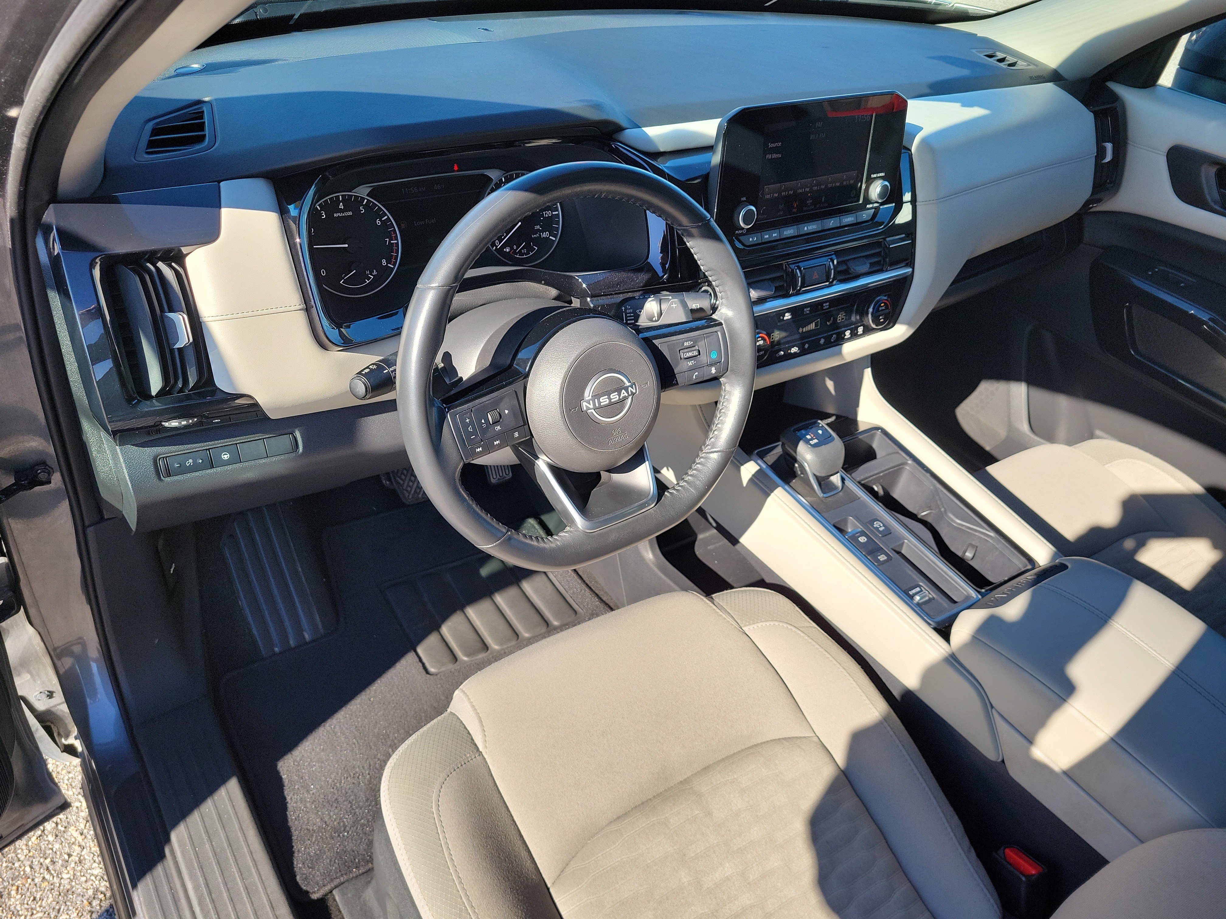 Used 2023 Nissan Pathfinder SV image 12