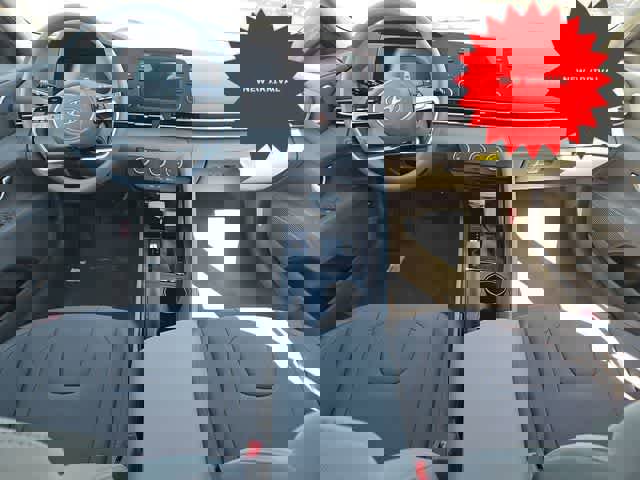 Used 2025 Hyundai Elantra SE image 8