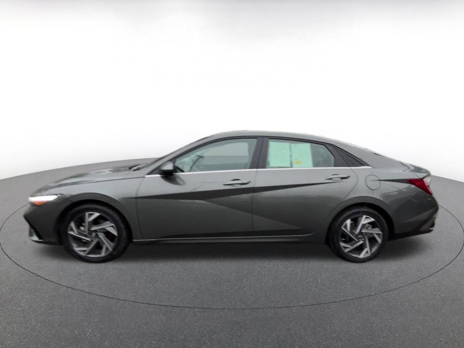 Used 2025 Hyundai Elantra SEL FWD image 9