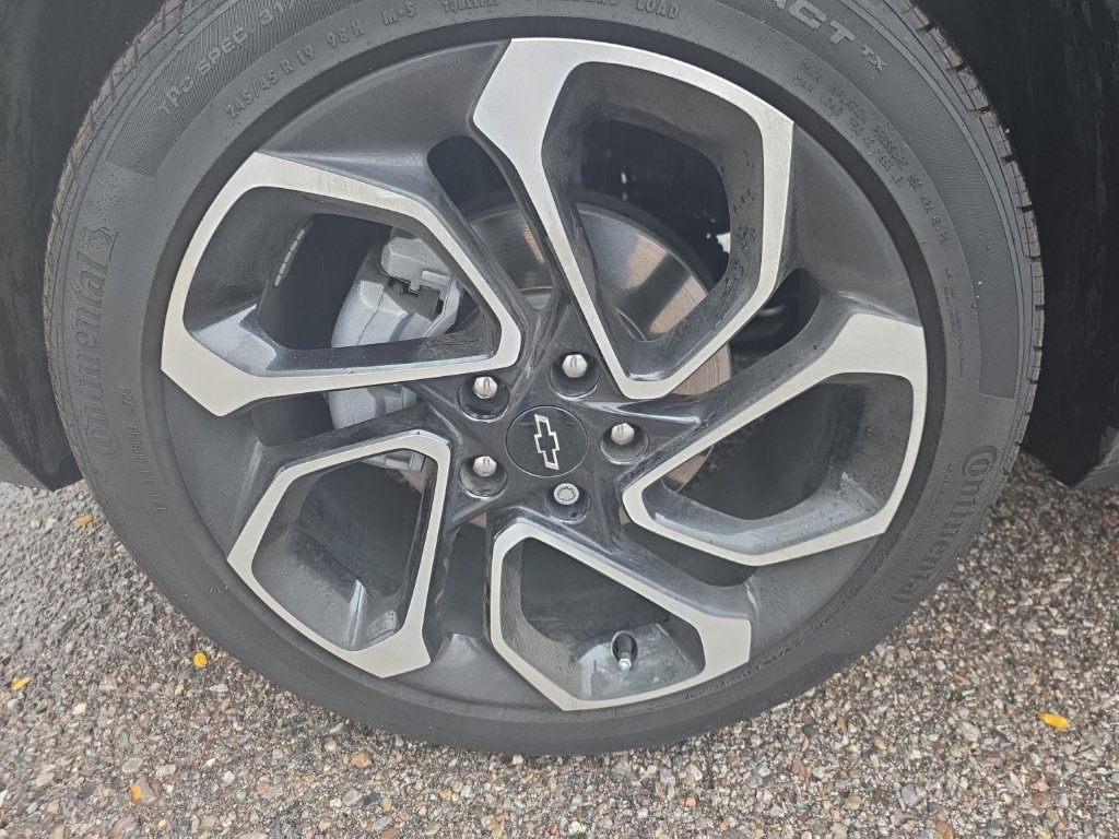 Used 2025 Chevrolet Trax RS w/ Sunroof Package FWD image 2