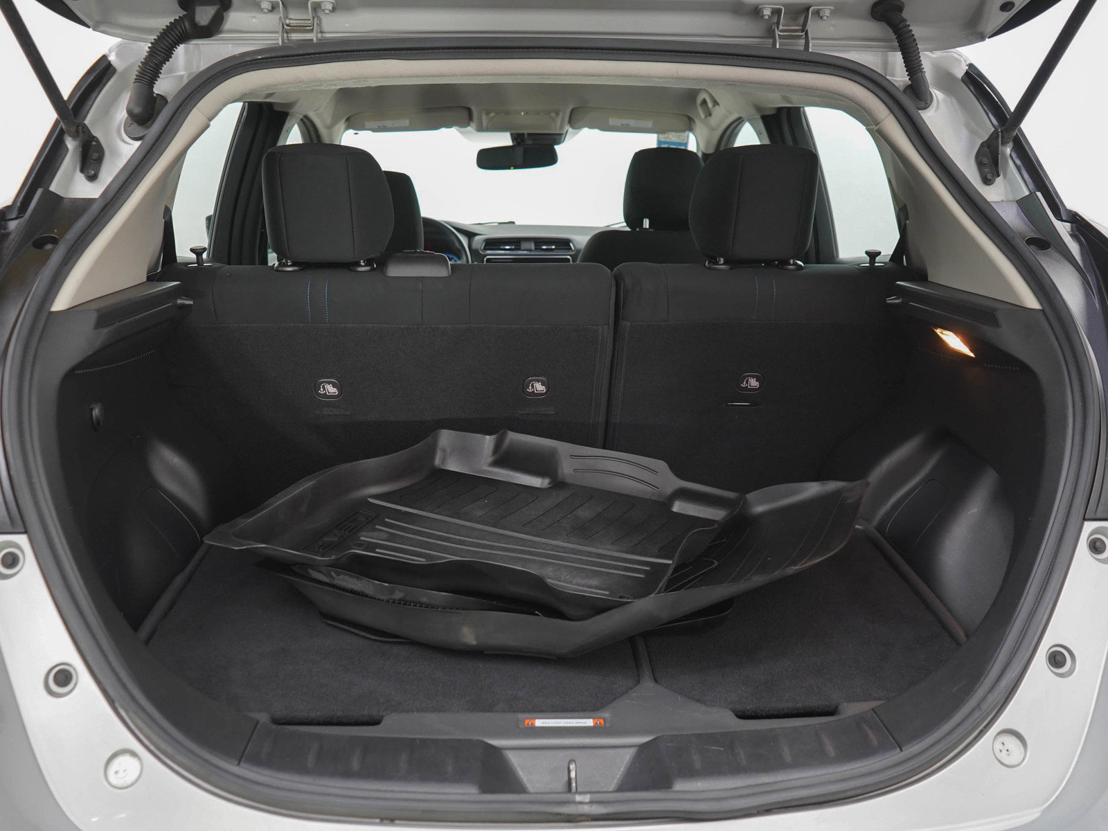 Used 2018 Nissan Leaf SV w/ SV Technology Package FWD image 9