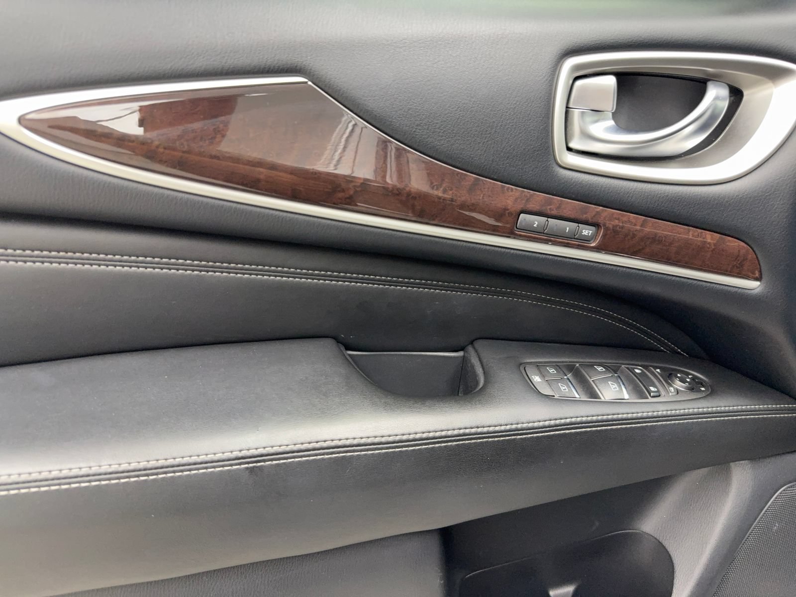 Used 2017 INFINITI QX60 FWD w/ Deluxe Technology Package image 36