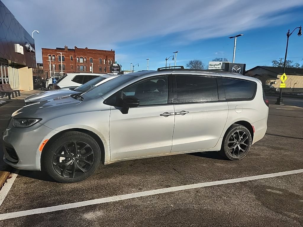 Used 2023 Chrysler Pacifica Limited w/ S Appearance Package image 10