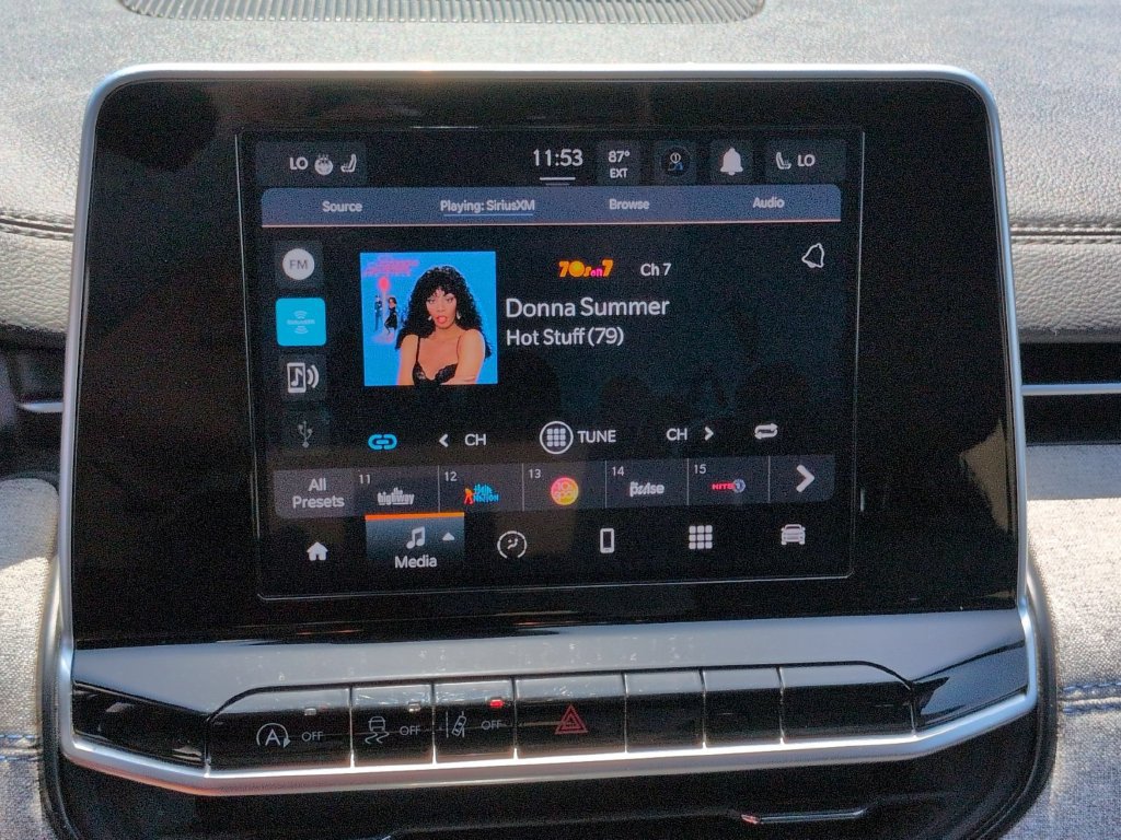 Used 2025 Jeep Compass Latitude w/ Sun & Sound Group AWD/4WD image 18