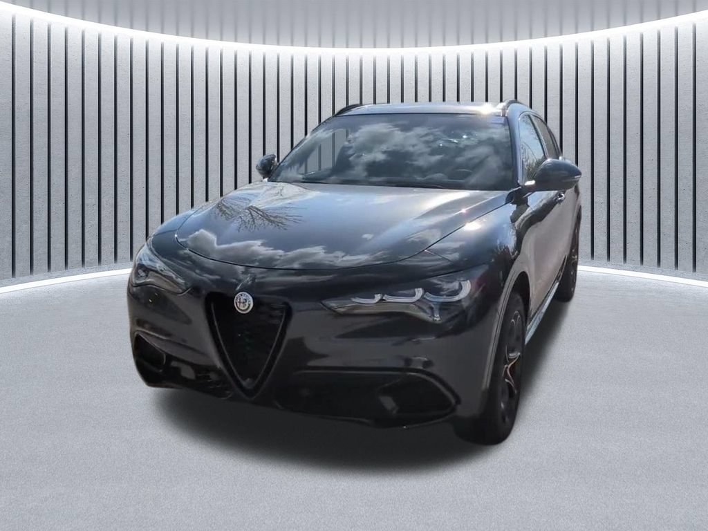 Used 2025 Alfa Romeo Stelvio Sprint AWD/4WD image 3
